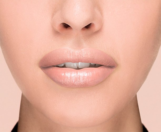 Aplicacion labios pielclara maquillaje labios color riche plump and shine maquillaje labios coconut plump color riche plump and shineLoreal ParisHD